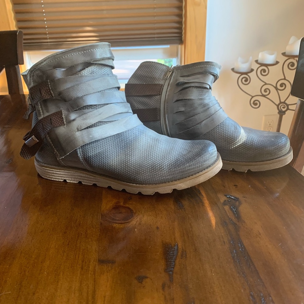 Carlo Cecchini shoes. Size euro 40 or 41.